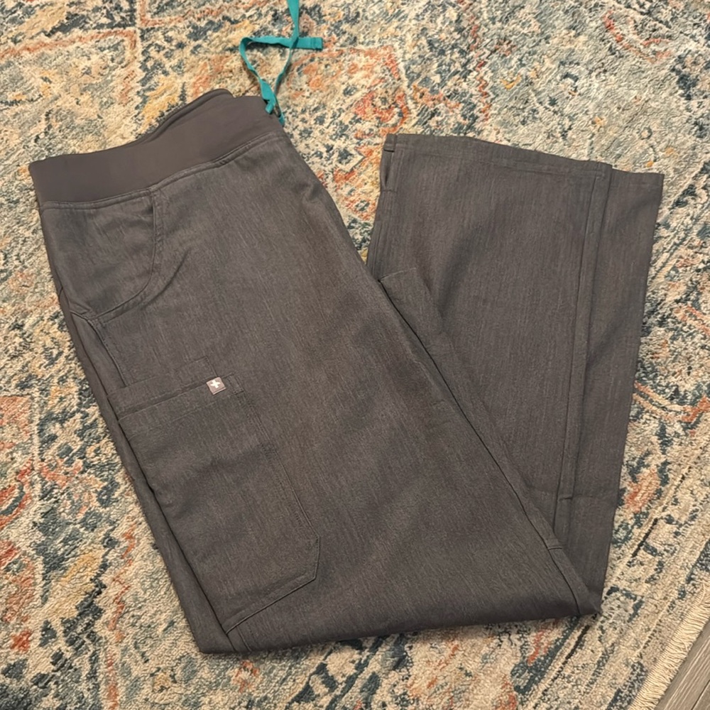 figs womens kade cargo scrub pants in graphite NWT